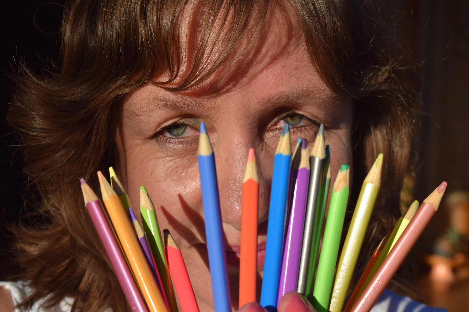 Marcia Rupel com lápis coloridos